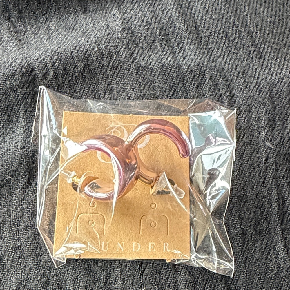 ‼️NWT Plunder Gold and Pink Crescent Earrings - Picture 3 of 3